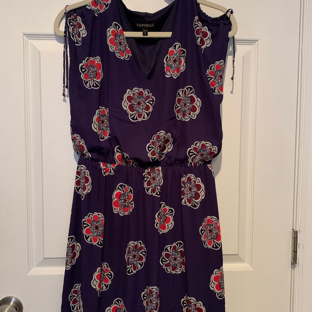 Women’s Express summer dress. Floral print. Size Medium.